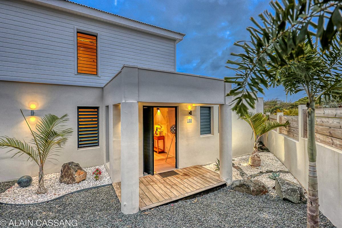 A louer villa 5 chambres pour 10 personnes avec piscine et vue mer à Sainte Anne en Guadeloupe - entrée extérieur